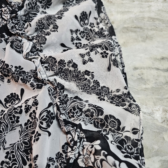 Chelsea & Theodore Woman 1X Black White Floral Peasant Blouse Sheer Ruffle Neck - Picture 2 of 7